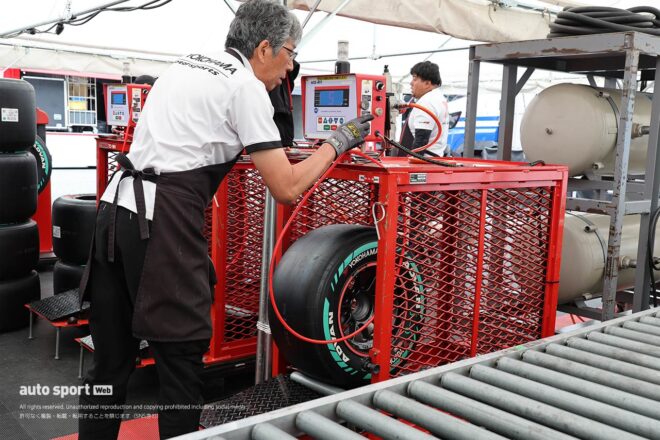 250本以上をバラして、組んで。ピットレーンでも活躍するヨコハマタイヤ・サービススタッフの『知られざる大仕事』