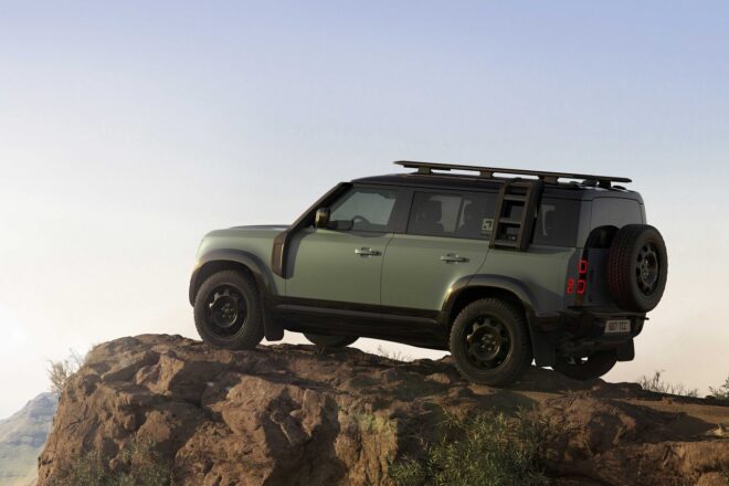 世界規模の“トロフィー”開催を記念した『ディフェンダー』の特別仕様車。日本限定100台で登場