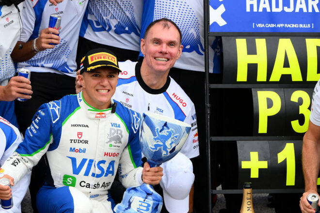 アイザック・ハジャーとチーム代表アラン・パーメイン（レーシングブルズ）