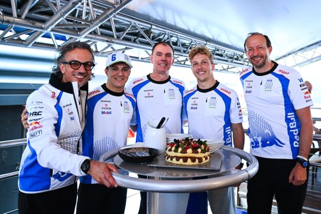 アラン・パーメインのグランプリ600戦目を祝うレーシングブルズ