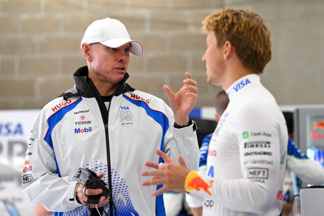 チーム代表アラン・パーメインとリアム・ローソン（レーシングブルズ）