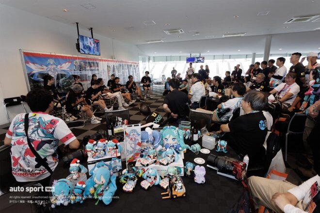 小林可夢偉ハッピーバースデー！　鈴鹿でグッドスマイルファンとともに“ミク年”をお祝い