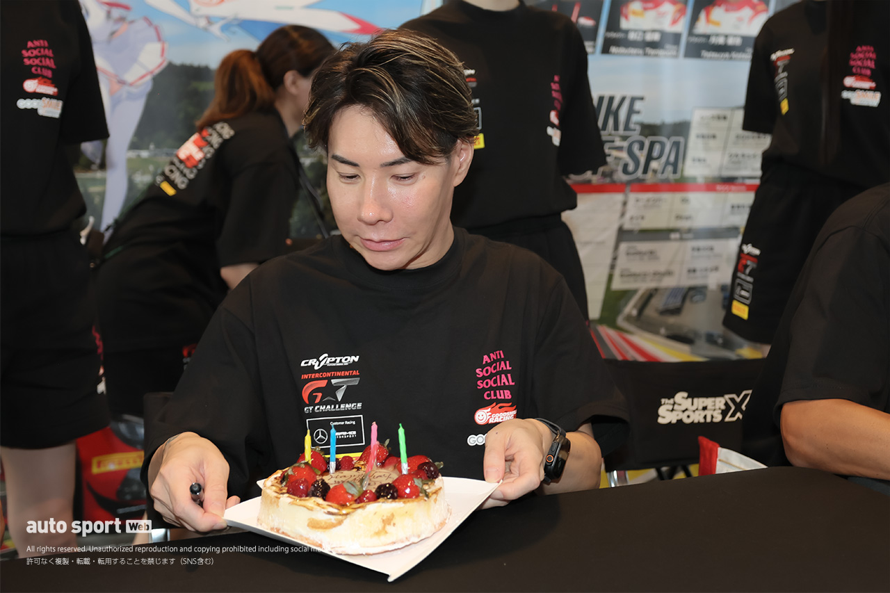 小林可夢偉ハッピーバースデー！　鈴鹿でグッドスマイルファンとともに“ミク年”をお祝い