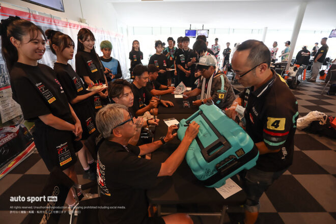 小林可夢偉ハッピーバースデー！　鈴鹿でグッドスマイルファンとともに“ミク年”をお祝い