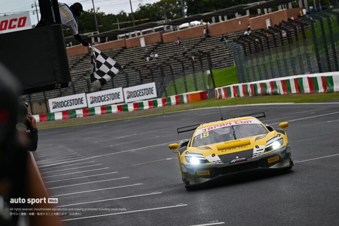 得意の“雨スリック”で逆転。AKITA／小林崇志組TEAM UPGARAGE with ACRがSROジャパンカップ第4ラウンド鈴鹿のレース1を制す