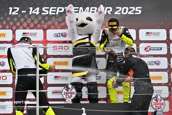 得意の“雨スリック”で逆転。AKITA／小林崇志組TEAM UPGARAGE with ACRがSROジャパンカップ第4ラウンド鈴鹿のレース1を制す