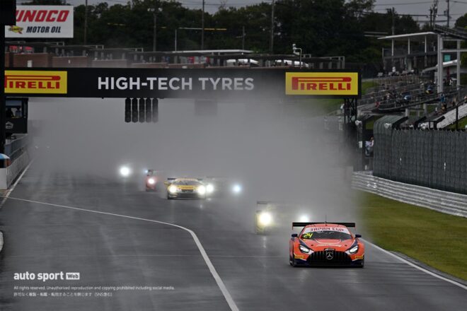 得意の“雨スリック”で逆転。AKITA／小林崇志組TEAM UPGARAGE with ACRがSROジャパンカップ第4ラウンド鈴鹿のレース1を制す