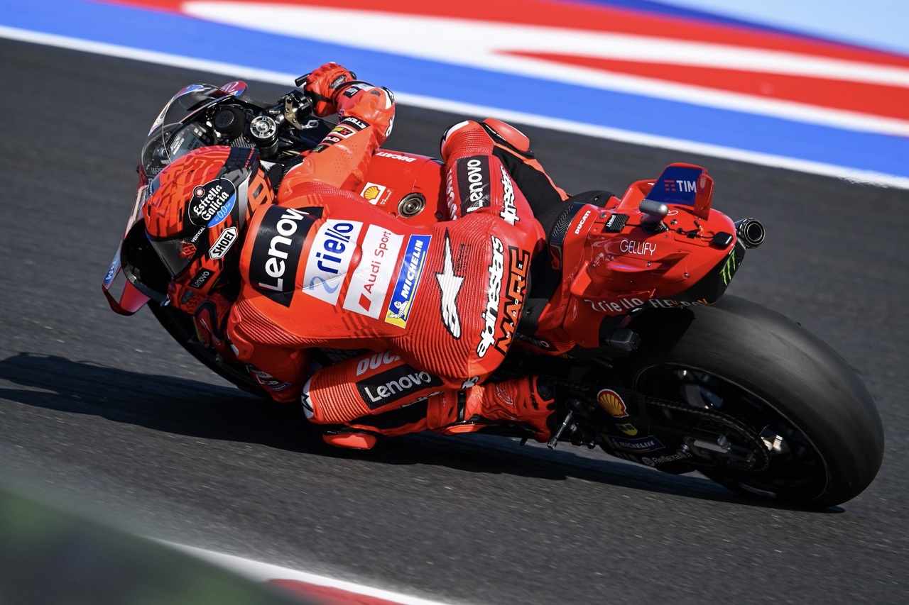 マルク・マルケスがベゼッチとの一騎打ちを制して優勝し、タイトル争いに王手／第16戦サンマリノGP
