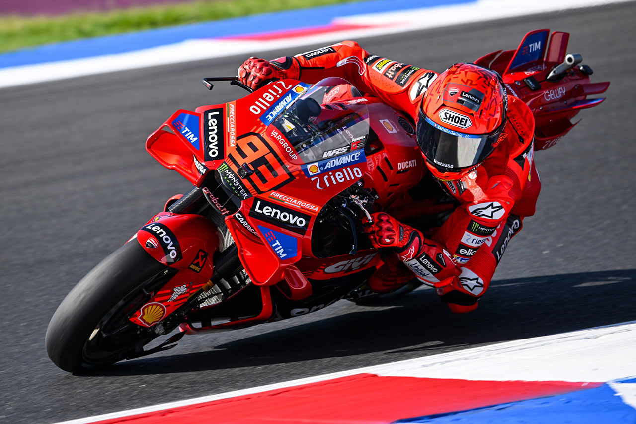 マルク・マルケスがベゼッチとの一騎打ちを制して優勝し、タイトル争いに王手／第16戦サンマリノGP