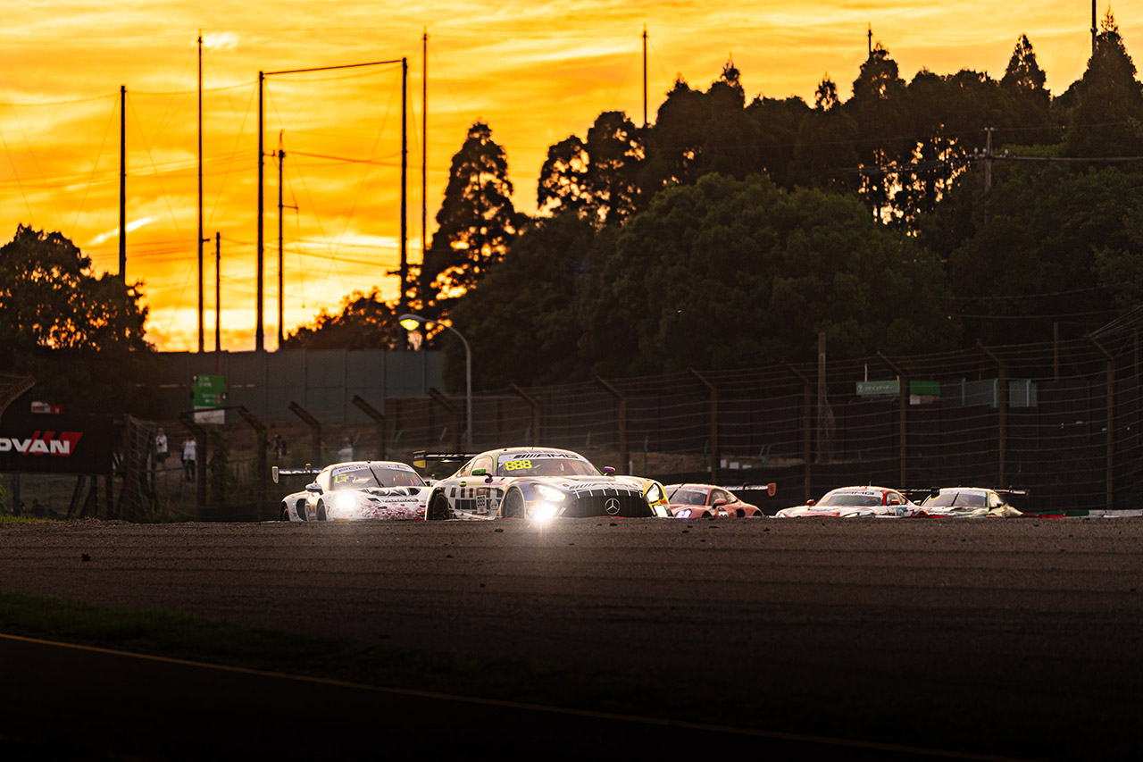 130Rでオイルに乗りクラッシュ／太田のドライブ中にエアコン故障／ピットロードで火災etc.【鈴鹿1000km決勝日Topics】