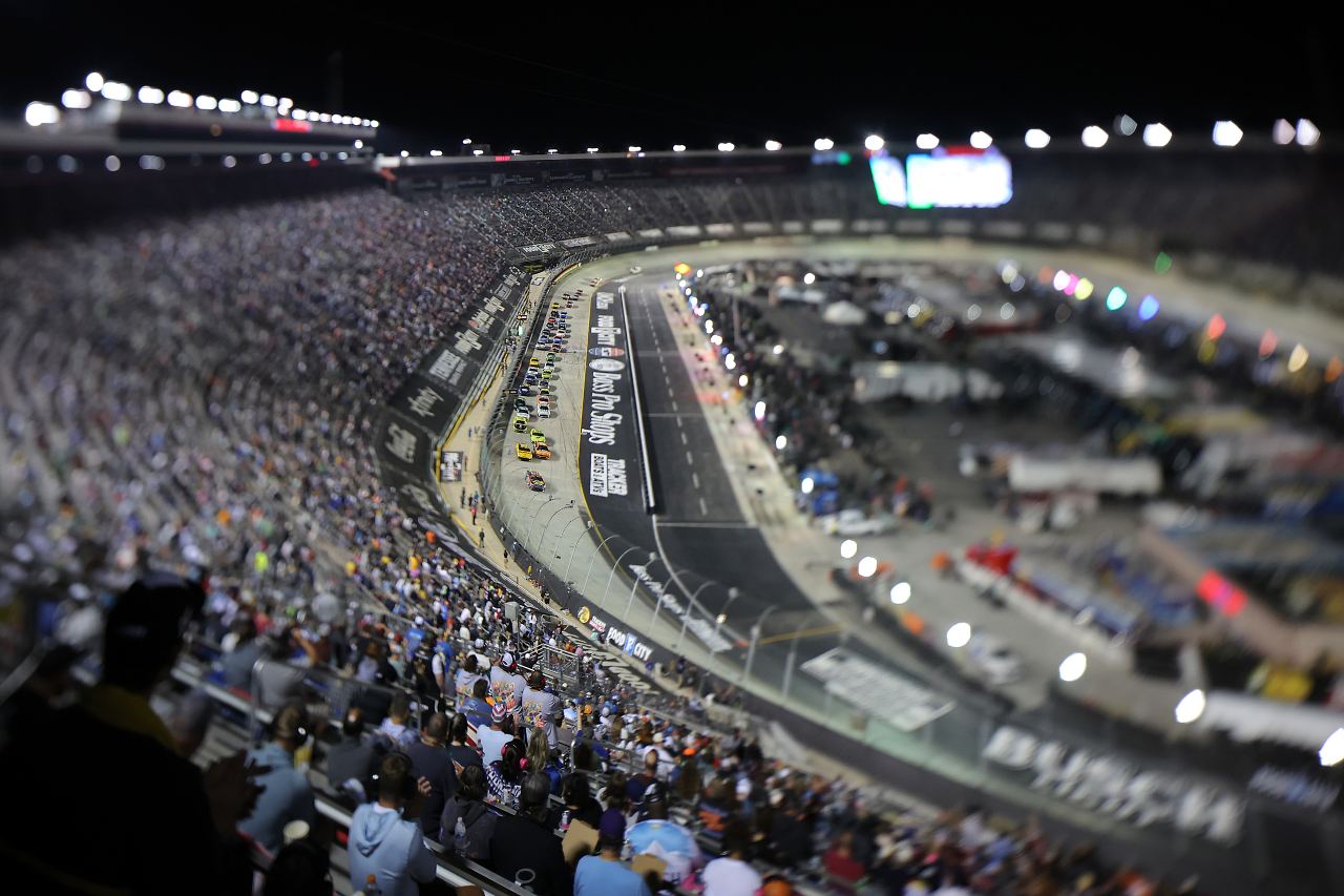 クリストファー・ベルがプレーオフ第1ラウンド最終戦を制覇。トヨタ陣営JGRは全車進出へ／NASCAR第29戦