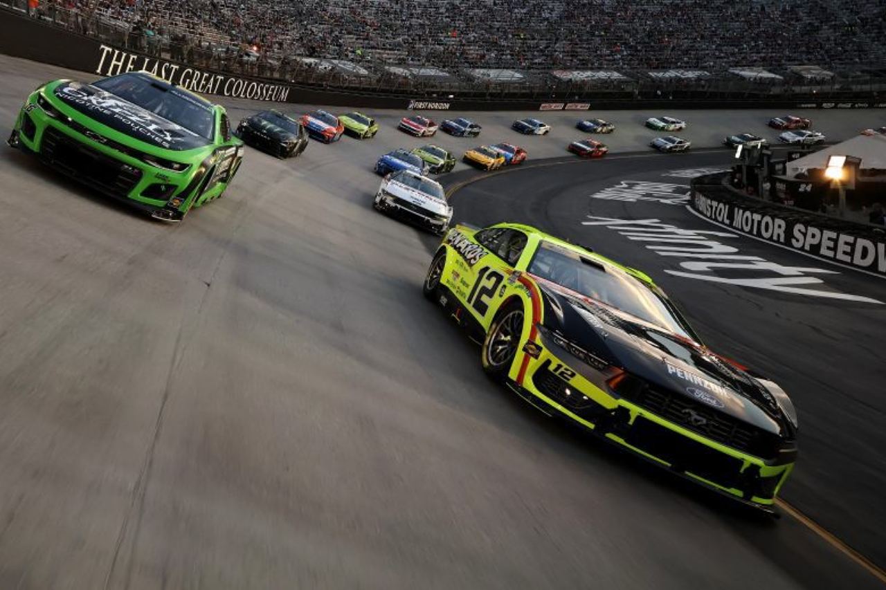 クリストファー・ベルがプレーオフ第1ラウンド最終戦を制覇。トヨタ陣営JGRは全車進出へ／NASCAR第29戦