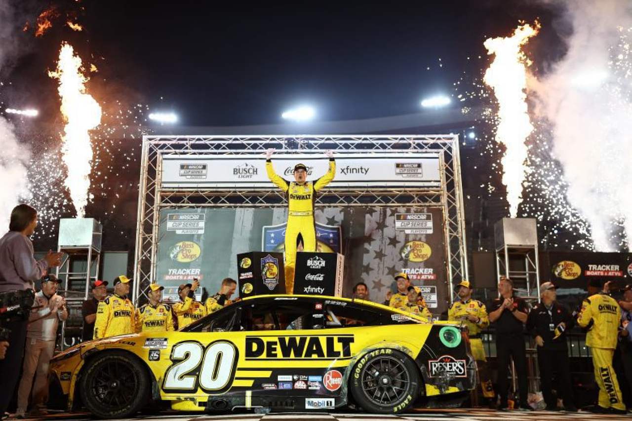 クリストファー・ベルがプレーオフ第1ラウンド最終戦を制覇。トヨタ陣営JGRは全車進出へ／NASCAR第29戦