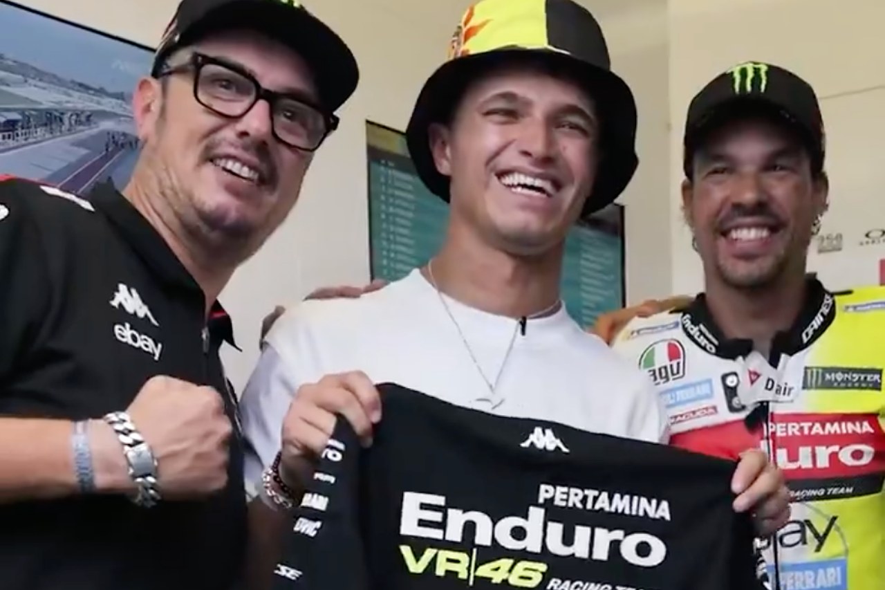 イタリアが溺愛する“カルチョ”と“モト”をF1ドライバーらが堪能。角田裕毅は華麗なリフティング