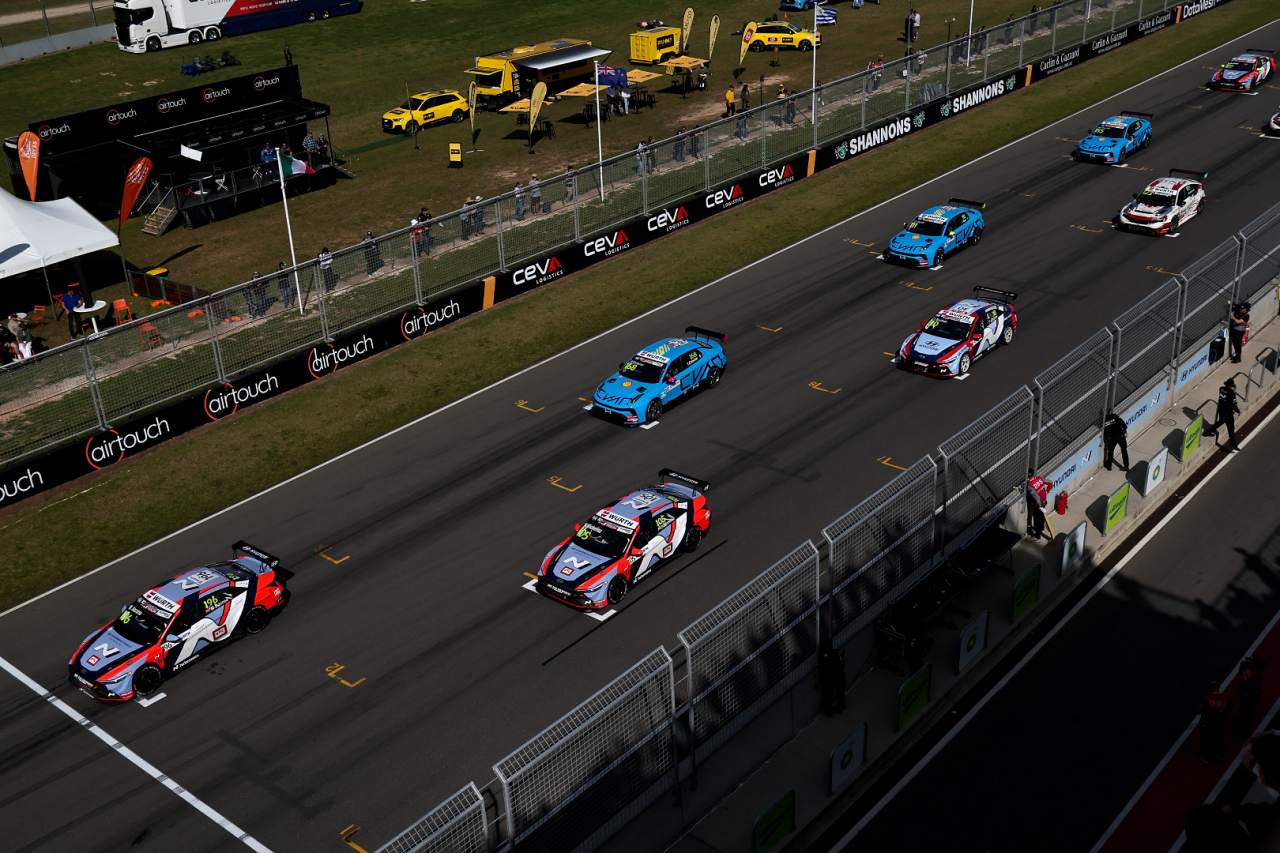 船便遅延の短縮決戦はヒョンデ勢が逆襲。アズコナ予選最速にミケリス＆ジロラミが勝利／TCRワールドツアー第5戦