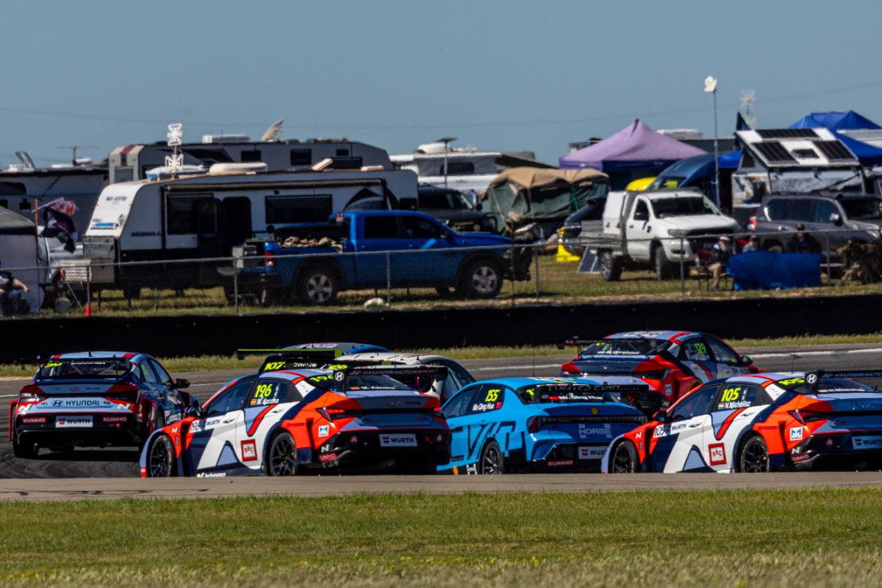 船便遅延の短縮決戦はヒョンデ勢が逆襲。アズコナ予選最速にミケリス＆ジロラミが勝利／TCRワールドツアー第5戦