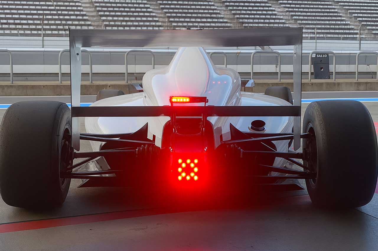 TGR-DCレーシングスクールの新公式車両に『DOME F110』が採用。FIA最新規格レインランプも搭載