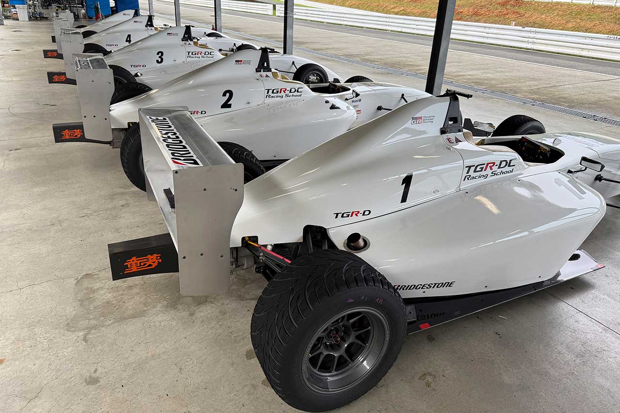 TGR-DCレーシングスクールの新公式車両に『DOME F110』が採用。FIA最新規格レインランプも搭載