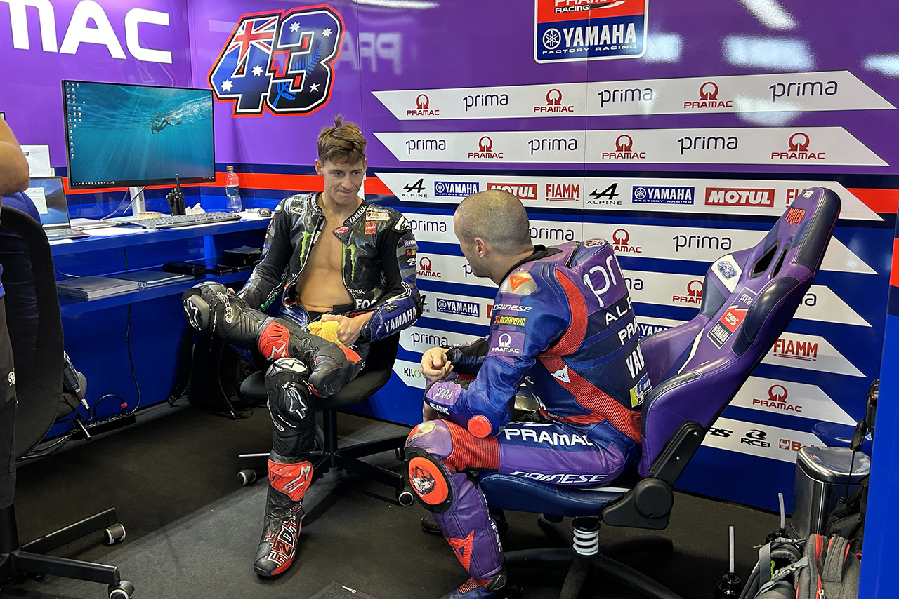 ジャック・ミラーのピットに訪れ言葉を交わすファビオ・クアルタラロ／2025MotoGPミサノ公式テスト
