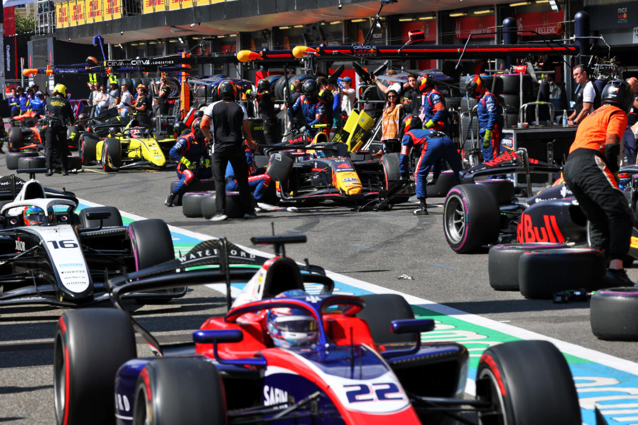 2025年FIA F2第12戦バクー　混雑するピットレーンの様子