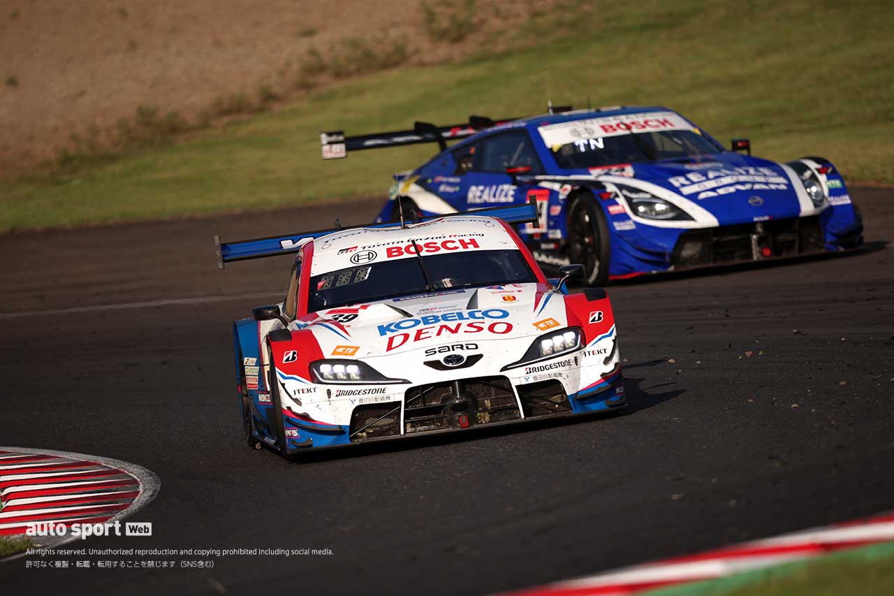 ファイナルラップで優勝争いを繰り広げた39号車DENSOのサッシャ・フェネストラズと24号車リアライズ名取鉄平