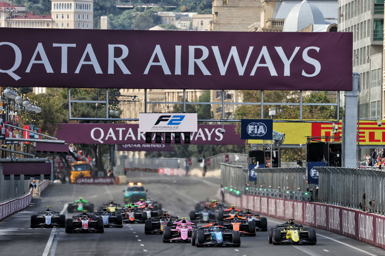 2025年FIA F2第12戦バクー　フィーチャーレースのスタート