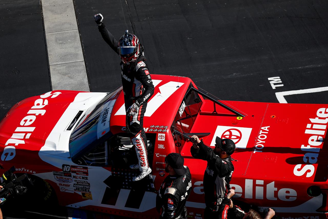 マスタング対決を制したブレイニーがプレーオフ初勝利。JGRトヨタ勢はまさかの同志撃ち／NASCAR第30戦