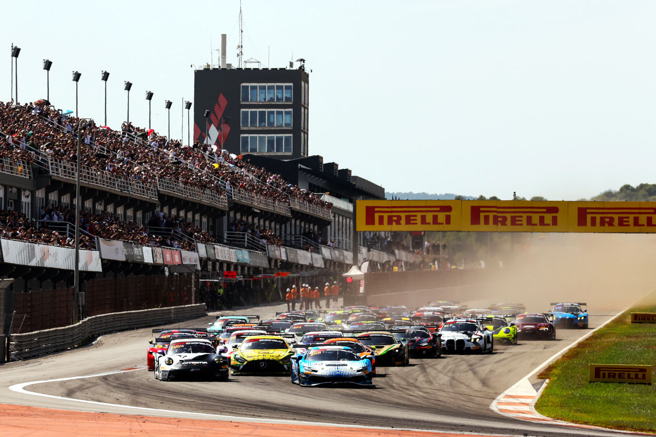 優勝剥奪や選手権リーダーを襲った悪夢など波乱に満ちた一戦。WRTがスプリント王座を奪還／GTWCヨーロッパ第9戦バレンシア