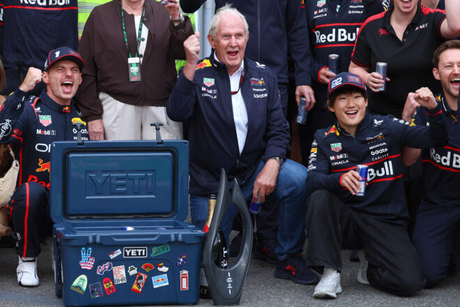 マックス・フェルスタッペンの優勝と角田裕毅の6位を祝うレッドブル