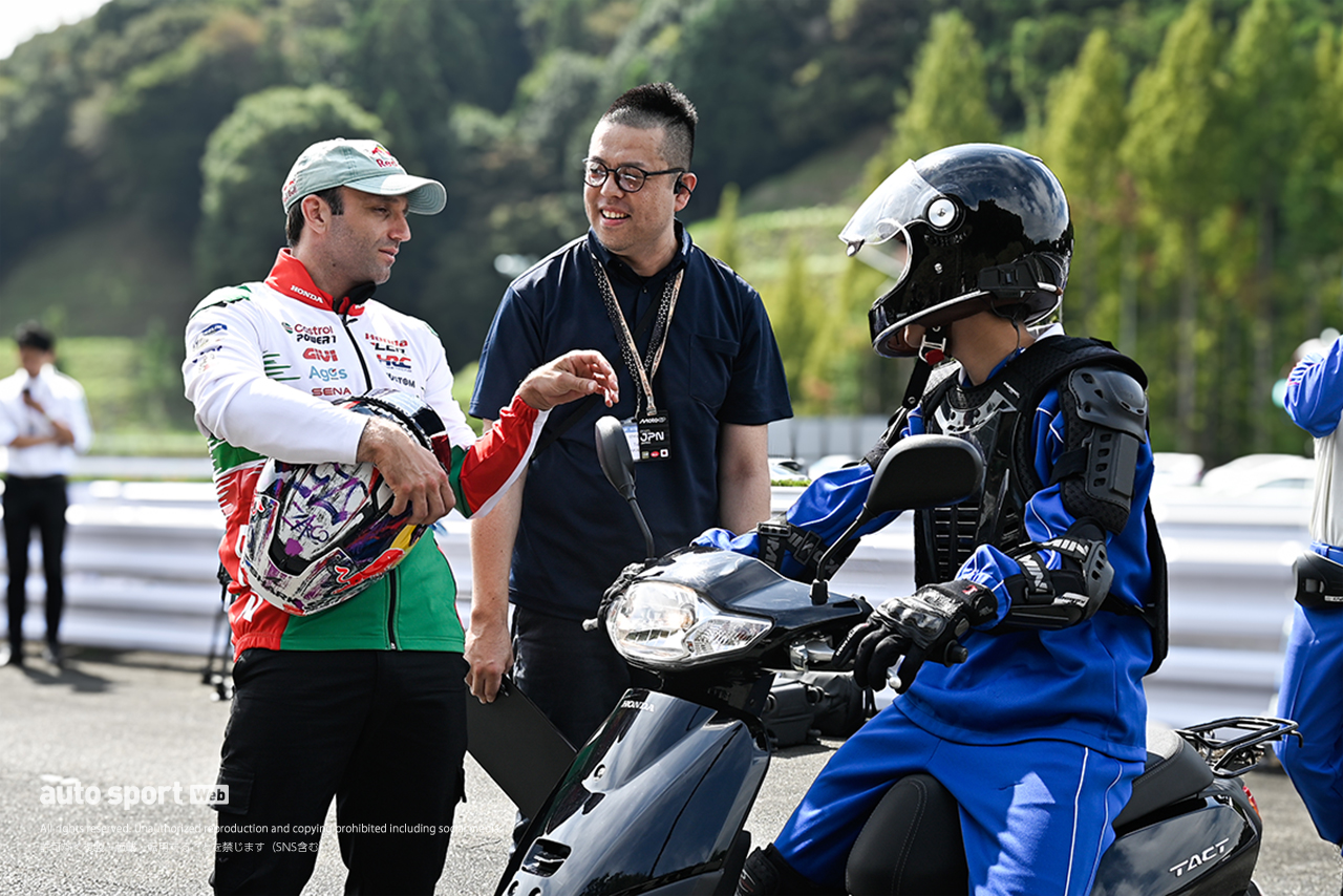 交通安全教室で生徒にアドバイスをするヨハン・ザルコ（カストロール・ホンダLCR）／2025MotoGP第17戦日本GP