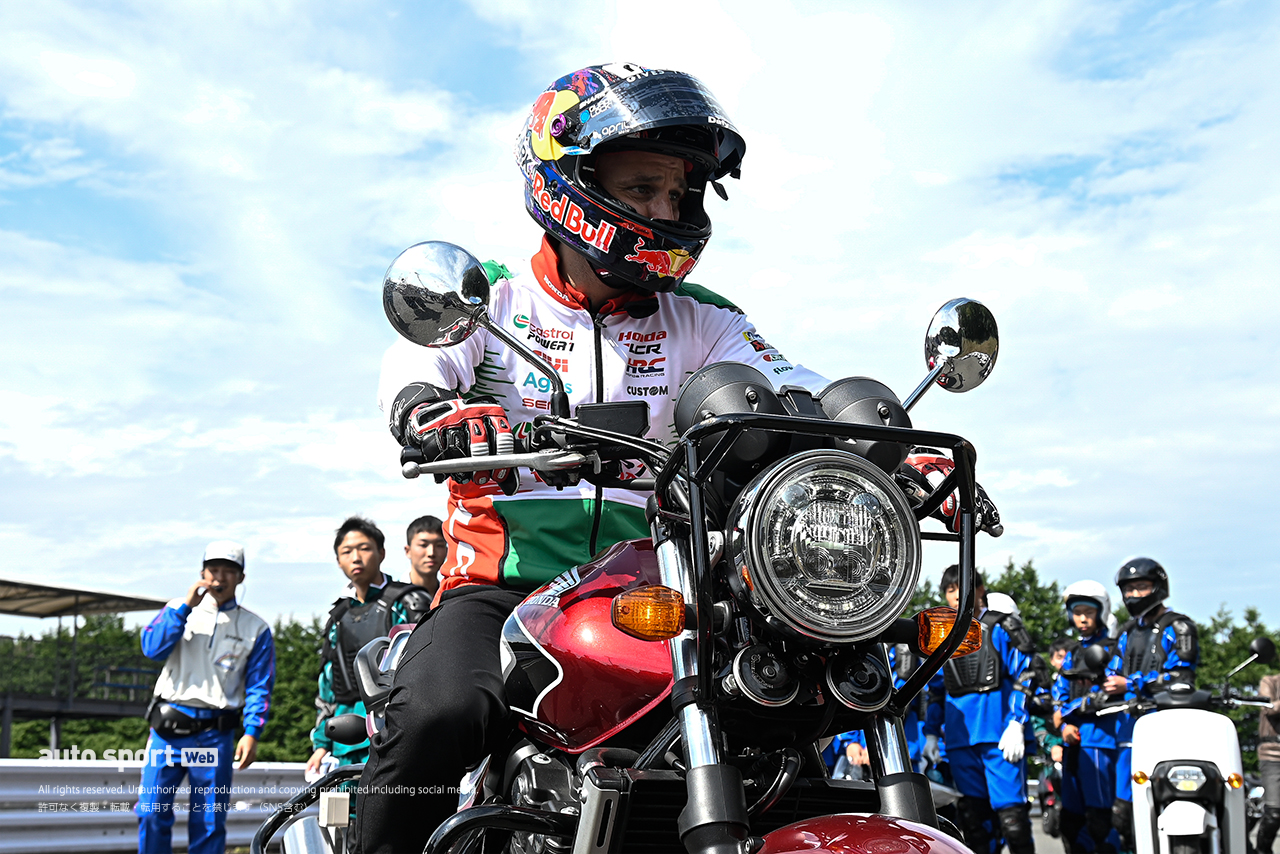 交通安全教室で1本橋渡りに挑戦するヨハン・ザルコ（カストロール・ホンダLCR）／2025MotoGP第17戦日本GP