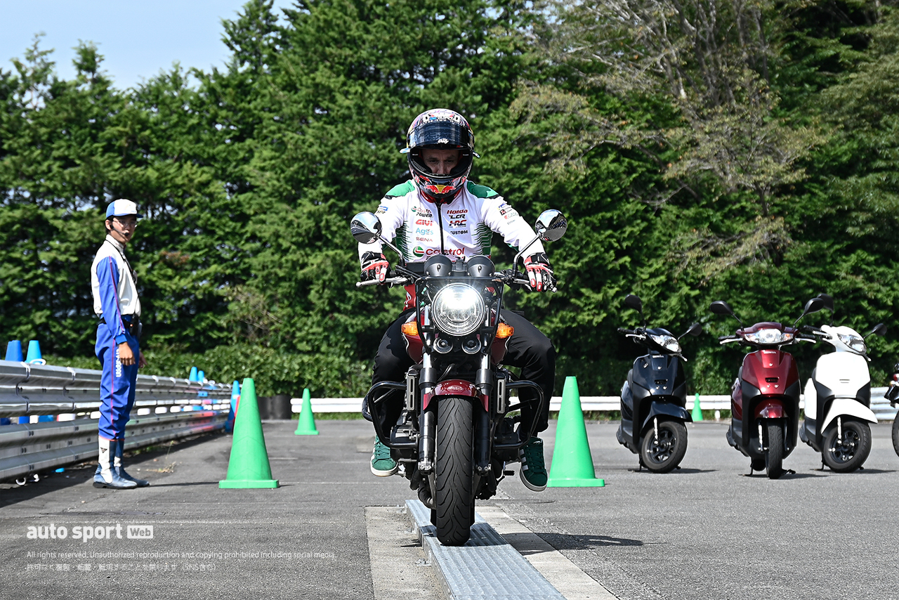 交通安全教室で1本橋渡りに挑戦するヨハン・ザルコ（カストロール・ホンダLCR）／2025MotoGP第17戦日本GP