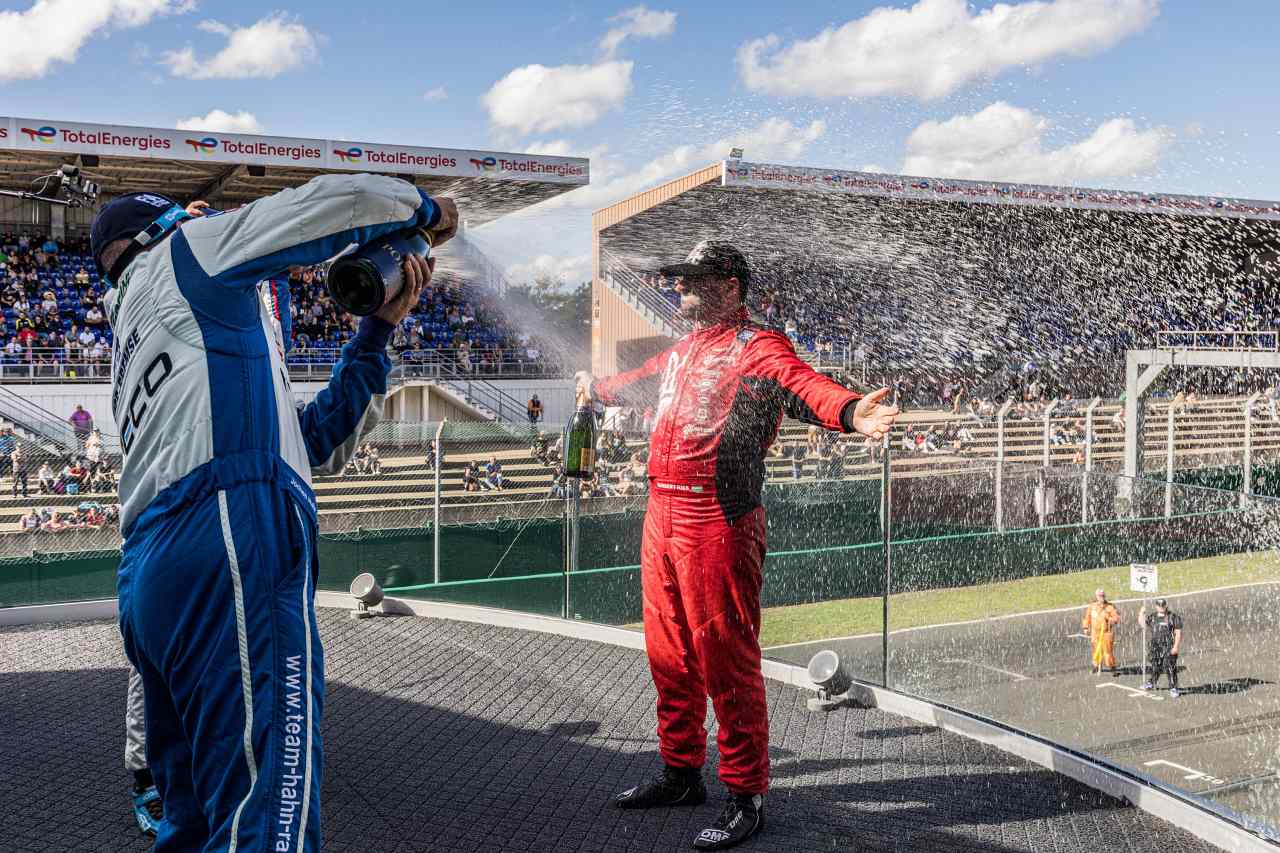 今季も快進撃を見せた王者ノルベルト・キス、週末2勝でシリーズ史上初の“7冠”王者に／ETRC第7戦