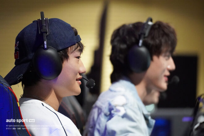 東京ゲームショウ2025で『Apex Legends』をプレイする角田裕毅