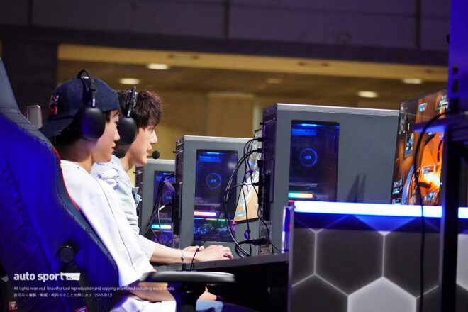 東京ゲームショウ2025で『Apex Legends』をプレイする角田裕毅