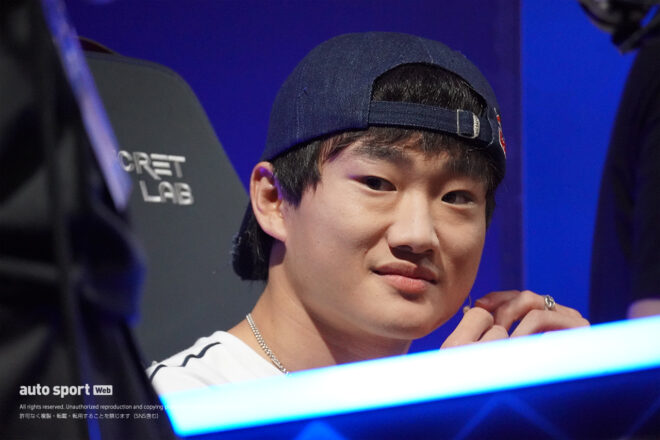 東京ゲームショウ2025で『Apex Legends』をプレイする角田裕毅