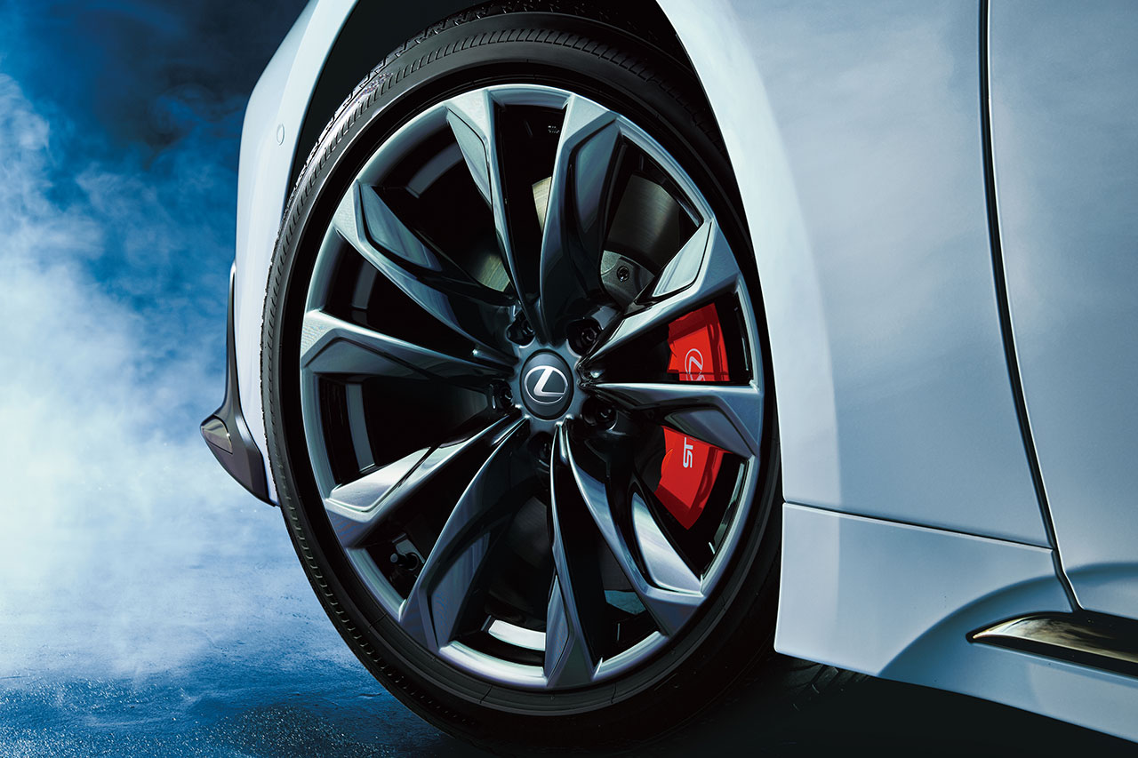 レクサス『LS』が一部改良。カラーコーディネーションやFスポーツのブレーキキャリパー意匠を変更