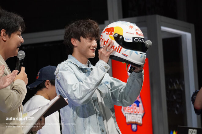 角田裕毅が「キャリーしてくれたから（笑）」とMVPに選んだiiTzTimmyにはスペシャルヘルメットが贈られた