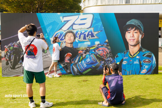 今年も初日から盛況のMotoGP日本GPイベント広場。小椋藍グッズは売り切れ続出？／第17戦日本GP