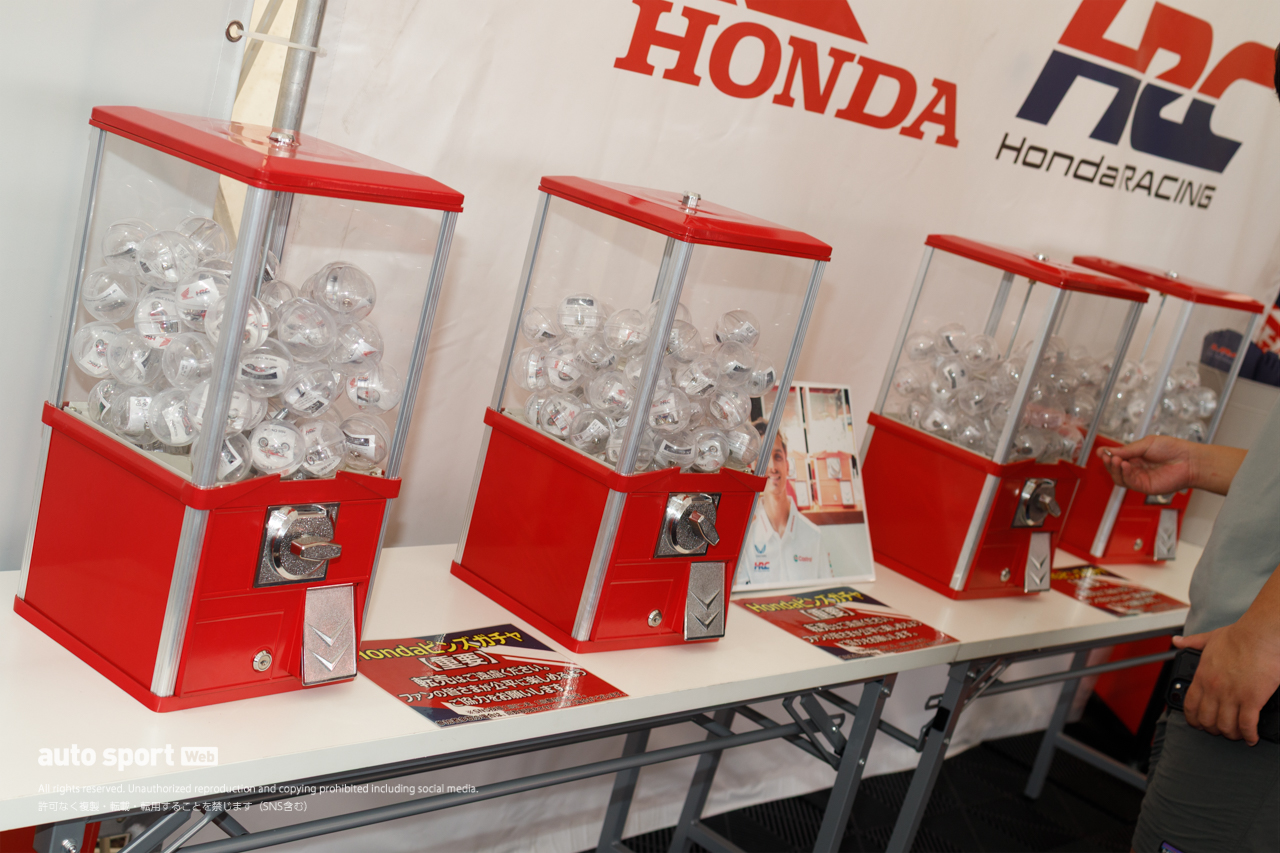 今年も初日から盛況のMotoGP日本GPイベント広場。小椋藍グッズは売り切れ続出？／第17戦日本GP