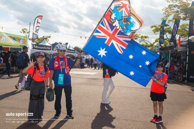 それぞれユニークな推しライダーグッズでMotoGPライダーたちを熱烈応援！／第17戦日本GP現地トピックス