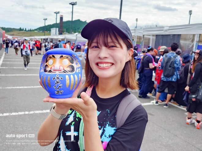 それぞれユニークな推しライダーグッズでMotoGPライダーたちを熱烈応援！／第17戦日本GP現地トピックス