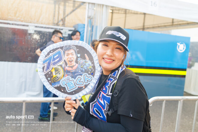それぞれユニークな推しライダーグッズでMotoGPライダーたちを熱烈応援！／第17戦日本GP現地トピックス