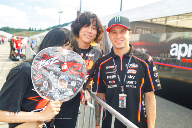 それぞれユニークな推しライダーグッズでMotoGPライダーたちを熱烈応援！／第17戦日本GP現地トピックス
