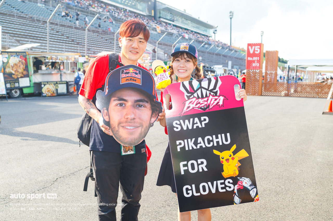 それぞれユニークな推しライダーグッズでMotoGPライダーたちを熱烈応援！／第17戦日本GP現地トピックス