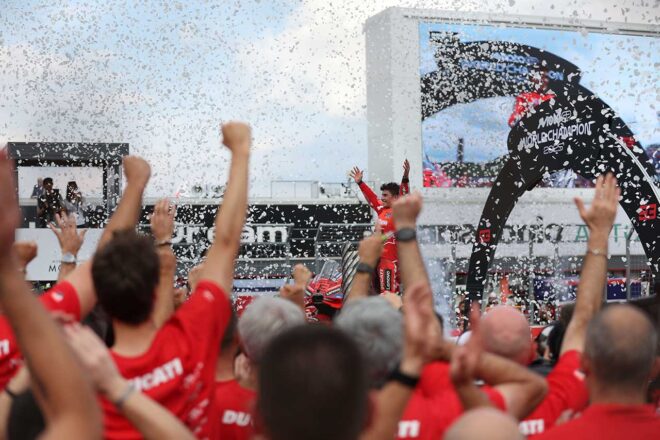 レース後には涙。マルク・マルケス「不思議な感覚。過去を振り返りたくない。この瞬間を楽しみ続けたい」／MotoGPチャンピオン会見