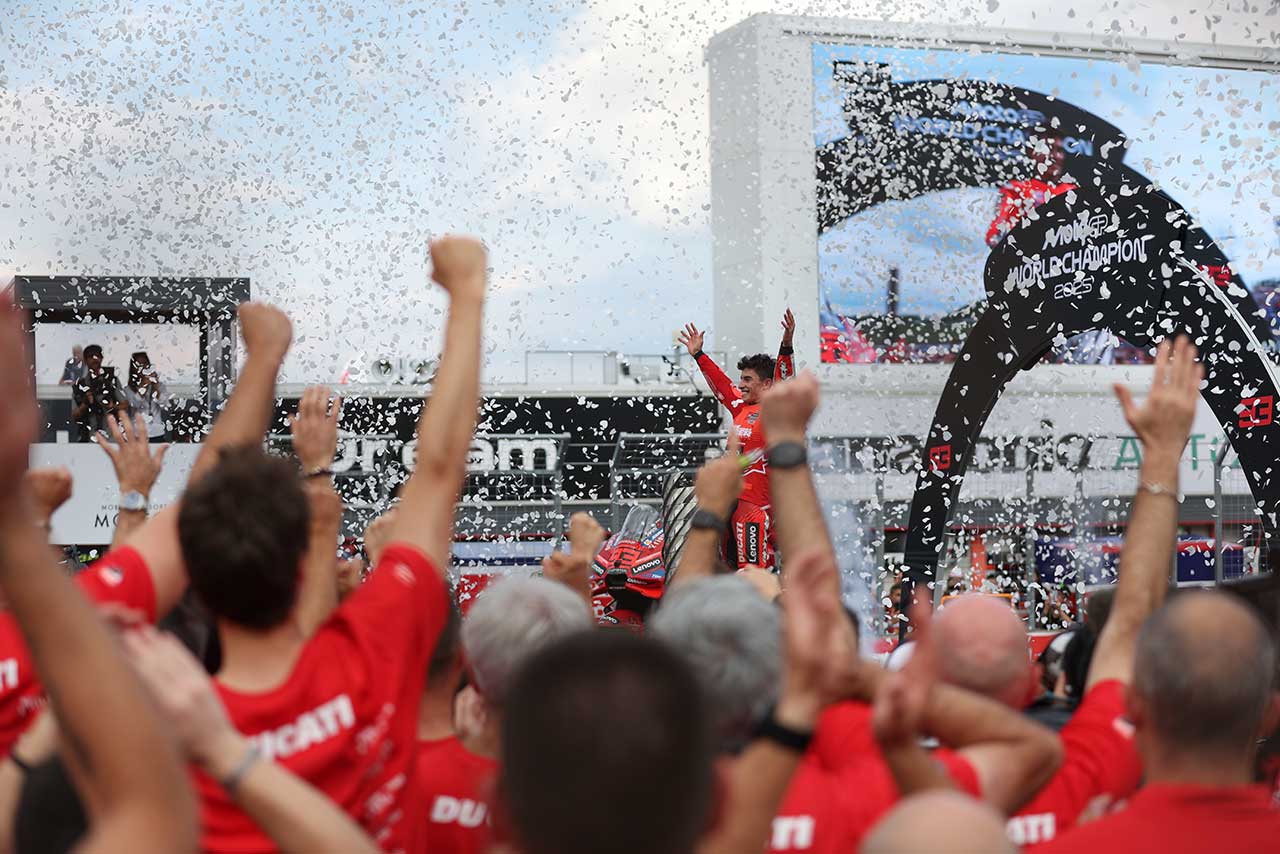 レース後には涙。マルク・マルケス「不思議な感覚。過去を振り返りたくない。この瞬間を楽しみ続けたい」／MotoGPチャンピオン会見