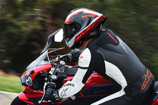 アルパインスターズのロードレーシングヘルメット『スーパーテックR10』が日本上陸。9月下旬から発売