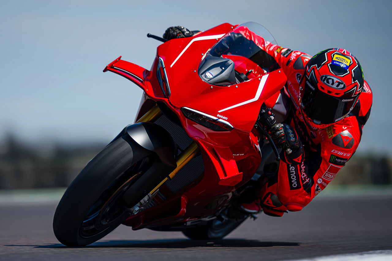 ドゥカティ、新型『パニガーレV4 R』を発表。出力向上に加えウイングやサイドポッドなど専用装備も追加