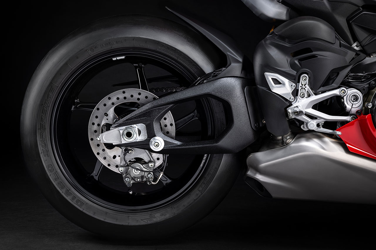 ドゥカティ、新型『パニガーレV4 R』を発表。出力向上に加えウイングやサイドポッドなど専用装備も追加